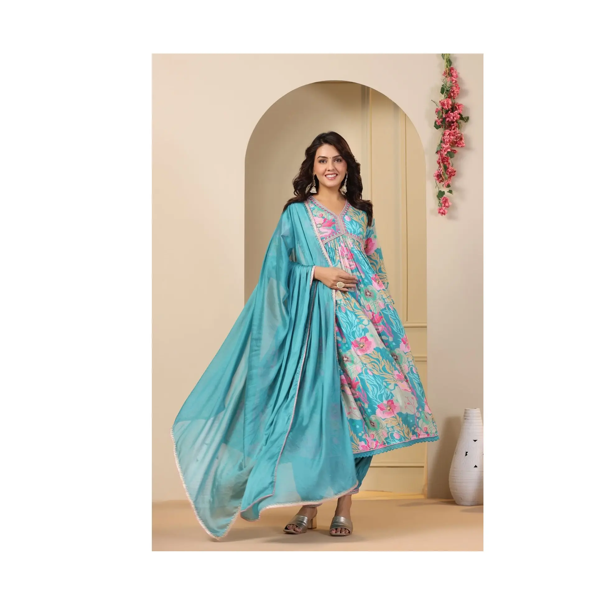 Últimas tendencias Impresión de brillo digital y trabajo de bordado Aliya Cut Kurti para ropa de mujer de proveedor indio