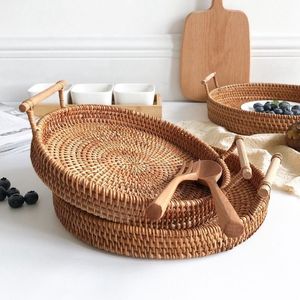 Plateau de service en rotin avec double poignées conçu pour transporter en douceur des plats de repas ou des accents décoratifs dans n'importe quelle pièce - Product Image 5