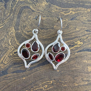 Boucles d'oreilles pendantes vintage en forme de goutte d'eau, garnies de grenats et de diamants, serties en or rose et jaune 14K/18K, 5,7 grammes - Product Image 1