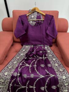 Sari de seda satinada de diseño japonés con hilo impresionante y bordado de lentejuelas con trabajo de diseñador y blusa a juego - Product Image 4