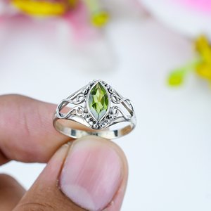 Bague unisexe vintage en argent sterling 925 faite à la main par S.K.Jewels, avec pierre précieuse de forme marquise, tendance, péridot serti clos - Product Image 1