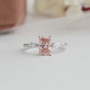 Trilogy Pink Radiant Diamond Anillo de compromiso Calidad 10K Oro sólido Cute Vintage Side Stones Más vendidos Joyería fina Bodas - Product Image 1