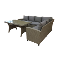 Ensemble de mobilier de restaurant moderne 7 places pour l'extérieur, table en rotin PE de haute qualité avec plateau en verre et chaises pour usage commercial
