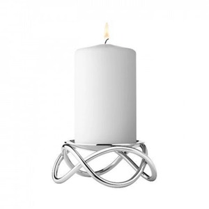 El portavelas de metal forjado por manos expertas lleva los susurros del fuego y el acero, brillando suavemente bajo la luz de las velas - Product Image 5