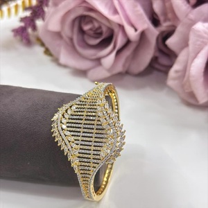 Bracelet élégant en plaqué or avec un look CZ, de qualité supérieure, pour la collection de bijoux de mariage et de fiançailles, à porter pour les fêtes, pour femmes - Product Image 1