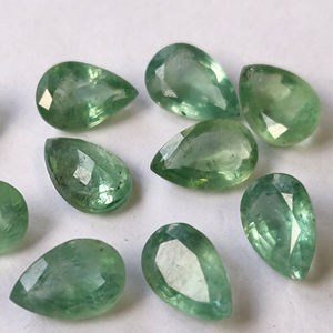 Pera de cianita Natural y poco común, de 4x6mm a 7x10mm, de buena calidad facetada, menta verde rara - Product Image 1