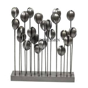 Escultura de diseñador de flores de tulipán pulidas brillantes con acabado de Color plateado fundido de aluminio para decoración de hogares y hoteles de la India - Product Image 1