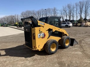 Chargeuse sur pneus CAT 262D3 d'occasion prête à être expédiée, capacité de charge nominale de 4 tonnes, attache pour chargeuse frontale, pour l'agriculture et la construction - Product Image 4