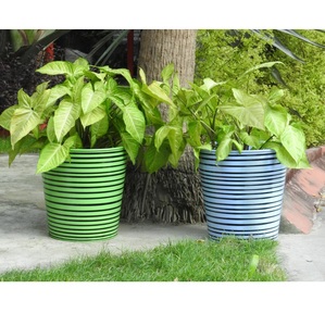 Ensemble de jardinières colorées en fer et métal pour la maison, le jardin et le patio. - Product Image 3