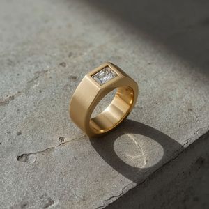 แหวนหมั้นทองคำแท้ 10K สำหรับผู้ชาย ประดับเพชรทรงบาแก็ตต์ธรรมชาติแนวนอน ชุบโรเดียม เรียบหรู งานละเอียด OEM เครื่องประดับไทย สำหรับงานปาร์ตี้ - Product Image 6