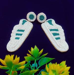 Boucles d'oreilles sneaker faites à la main perles de rocaille broderie boucles d'oreilles goutte classique unisexe vert perlé déclaration accessoires à la mode - Product Image 2