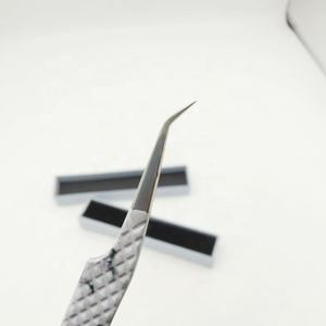Pince à cils professionnelle de qualité supérieure avec logo personnalisé et imprimé en marbre Antibactérien durable à 45 degrés en acier inoxydable - Product Image 2