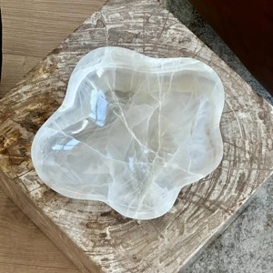 Cuenco decorativo de resina brillante blanco hecho a mano, bandeja central con acabado brillante, mesa elegante, acento para el hogar, cocina, sala de estar - Product Image 1