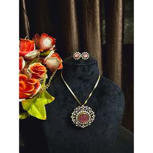 Conjunto de Joyería Vintage en Oro con Colgante Verde y Aretes para Bodas y Eventos - Product Image 3