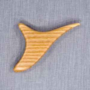 Masseur facial en bois artisanal qui stimule doucement la circulation, détend la peau et favorise l'éclat naturel quotidien. Soins - Product Image 2