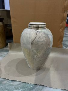 Urna Funeraria de Madera de Mango Sólida y Elegante, Hecha a Mano, Jarra Conmemorativa Natural, Forma Clásica, Instalación en Exteriores/Jardín, Resistente a la Intemperie - Product Image 5