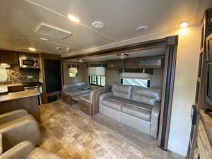 Autocaravana usada G-u-l-f S-t-r-e-a-m RV F-r-i-e-n-d-s-h-i-p 295SBW del 2018 lista para la venta - Product Image 3
