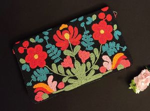 Pochette à chaîne avec motif de fleurs et perles - Product Image 2
