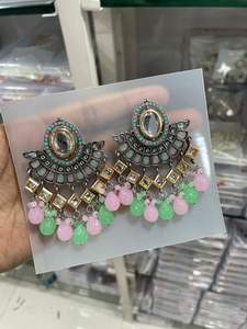 INDIO ÚLTIMO TRADICIONAL KUNDAN CHAPADO EN ORO ALTO CON DISEÑADOR DE PERLAS HERMOSO JUEGO DE PENDIENTES KUNDAN FANCY PARA MUJERES Y NIÑAS - Product Image 4