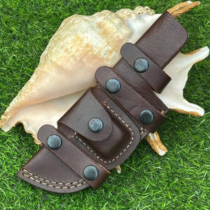 Couteau de chasse artisanal en acier Damas avec étui en cuir de buffle personnalisable OEM, lame fixe avec plaque en résine de bois colorée - Product Image 6