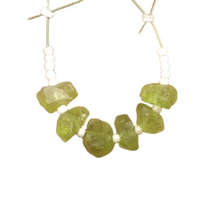 หินธรรมชาติ Peridot อัญมณีรูปทรงไม่สม่ำเสมอ,เครื่องประดับหินประจำเดือนสิงหาคมแบบเจาะหยาบคอลเลกชันหินสีเขียว - Product Image 1