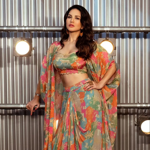 Blouse KOTI en acétate imprimé et ornée de broderies, style occidental fantaisie, avec bas occidental, Fabzone FZBE - Product Image 1