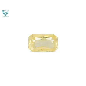 Saphir Jaune Naturel (Pukhraj) de 11,29 Carats, Taille Émeraude Facettée, Pierre Libre, Couleur Peridot avec Matériaux Alexandrite et Aigue-marine - Product Image 1