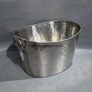 Seau à glace contemporain en acier inoxydable et refroidisseur à vin Design artisanal pour un dîner luxueux et un divertissement - Product Image 1