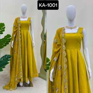 Les nouvelles femmes de créateur portent de la soie romaine lourde avec de longues robes intérieures Anarkali avec fausse georgette Dupatta avec bordure en dentelle fantaisie - Product Image 5