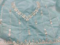 Saree georgette blanche avec bordure en dentelle séquentielle de style ethnique pour toutes les occasions en tissu modal