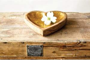 Bandeja de corazón de madera de mango con hoja de oro Plato interior Tablero de charcutería Regalos de inauguración de la casa Tamaño personalizado Color de madera natural - Product Image 2