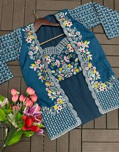 Veste chinon lourde brodée par un designer avec chemisier Banglori taille libre style traditionnel pour la fête de mariage inspiré de Bollywood - Product Image 5