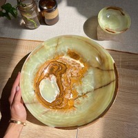 Bol de service en résine avec touche finale aux courbes élégantes qui donne une apparence gracieuse aux installations de restauration modernes