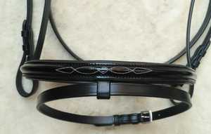 Venta caliente Bridas de caballos ajustables Equipo de equitación a precio al por mayor hecho de cuero de vaca genuino Tack Set - Product Image 3