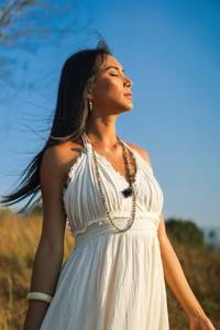 เดรสยาวลายดอกไม้สไตล์โบฮีเมียนสีขาวสำหรับผู้หญิง ฤดูร้อน 2024 รุ่นใหม่มาแรง - Product Image 2