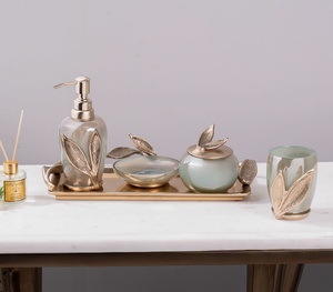 Ensemble d'accessoires de salle de bain design serpent de luxe avec plateau distributeur de savon élégant violet et or, pot, gobelet et plat - Product Image 3