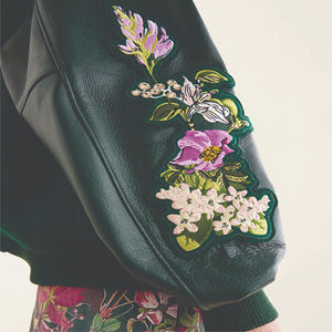 Vente en gros personnalisée veste universitaire courte en satin pour dames nouvelles vestes letterman de baseball légères pour femmes - Product Image 5