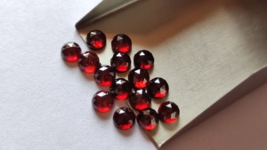 Lote al por mayor de cabujones granate rojo de corte rosa de 4mm, parte posterior plana de cuarzo Natural, forma de piedra facetada suelta, granate similar a Mozambique - Product Image 6