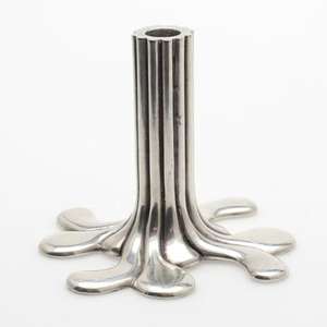 Bougeoir en aluminium fait à la main pièce décorative finie dorée conçue avec une attention aux détails et un style design élégant - Product Image 6