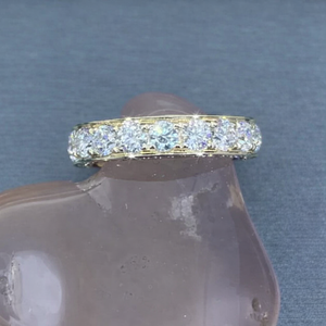 Anillo de Compromiso Unisex de Moda con Moissanita Redonda de 2.98 TCW en Plata de Ley con Engaste Pavé - Product Image 2