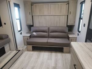 Nouveau 2025 E-a-s-t To W-e-s-t S-i-l-v-e-r L-a-k-e 1800RB - Product Image 5