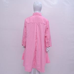 เดรสทรงสูงต่ำสำหรับผู้หญิงชุดเดรสลำลองสีชมพูแบบปักลายยาวสีทึบออกแบบได้ตามต้องการ - Product Image 3