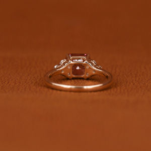 Bague de fiançailles tendance en or jaune plaqué or 18 carats certifiée IGI, sertie de diamants de laboratoire taille radiant de 2,0-2,5 carats, personnalisable - Product Image 4