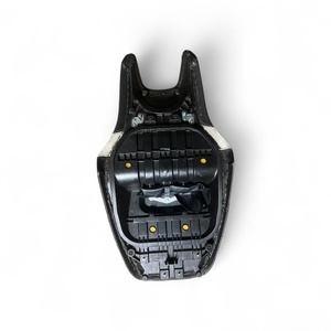 Coussin de siège en plastique et cuir noir/blanc d'origine Yamaha 4B5-24730-03-00 pour motos TMAX 500 2008-2011 - Product Image 2