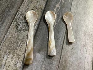 Venta al por mayor de lujo restaurante Hotel cena madre de perla cuchara Shell caviar cuchara hecha a mano Vietnam ayuda a mantener todo el sabor de - Product Image 3