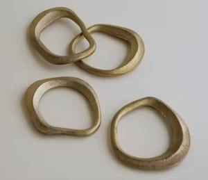 El elegante anillo de servilleta dorado con borde ondulado con adorno de cuentas agrega un toque de diseñador a la sofisticada decoración de la Mesa - Product Image 3