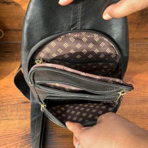 Venta al por mayor Vintage Full Grain cuero genuino hombres y mujeres bolso de pecho de alta calidad multifunción al aire libre viajar bolsos cruzados - Product Image 5