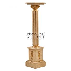 Piedestal de colonne en marbre beige de style corinthien de luxe avec accents en laiton feuillagé d'or pour l'exposition d'œuvres d'art - Product Image 2