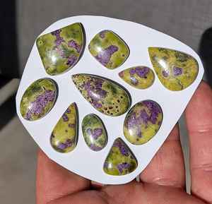 Lot de cabochons en serpentine naturelle verte authentique, sélectionnés pour la fabrication de bijoux fins, l'énergie terrestre et l'élégance classique intemporelle - Product Image 3