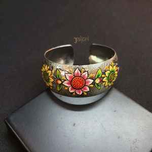 Brazalete oxidado floral Hermoso accesorio de moda - Product Image 1
